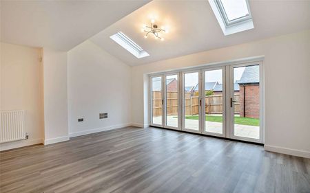 Brand new luxury townhouse with garage, ideally located in 'Alderley Gardens'. Available immediately. - Photo 3