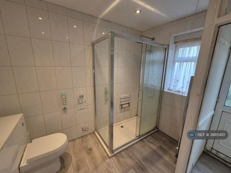 1 bedroom flat to rent - Photo 4