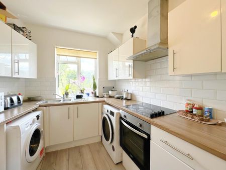 1 bedroom in a flat share to rent - Photo 2