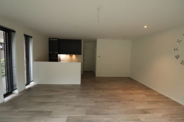 Gelijkvloers 2-slaapkamerappartement met ruim terras, carport en berging. - Foto 1