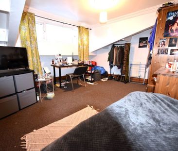 6 bedroom House in Manor Drive, Leeds - Photo 1