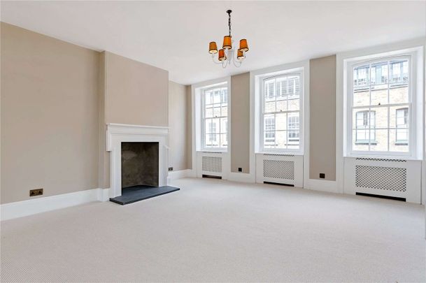A grade II listed, Georgian townhouse situated on one of the most desirable streets in Spitalfields. - Photo 1