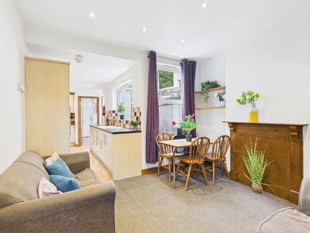 4 bedroom semi-detached house to rent - Photo 2