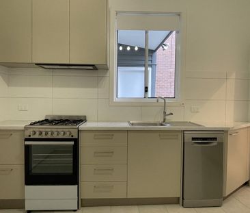 Renovated Four Bedroom Home with a Generous Rear Garden - Photo 6