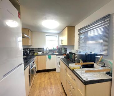 4 bedroom terraced house to rent - Photo 3