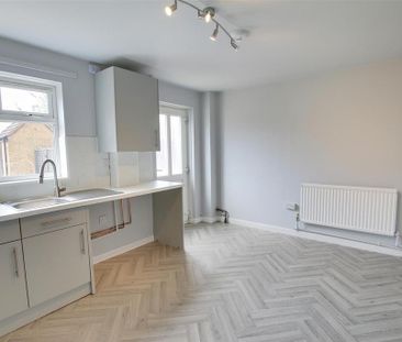 2 bedroom end of terrace house to rent - Photo 4