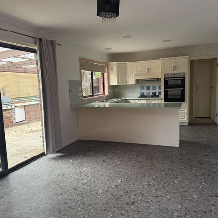Four Bedrooms on Glenview - Photo 3