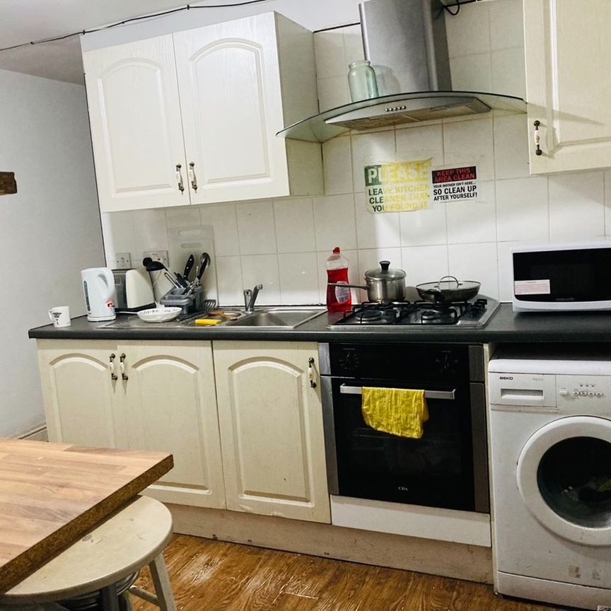 Room in a Shared Flat, Stockport Road, M12 - Photo 1