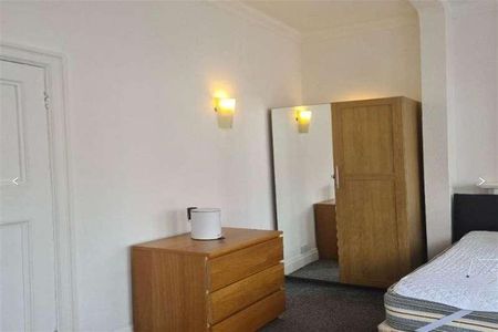 Bedroom Flat In Bournemouth, BH9 - Photo 3