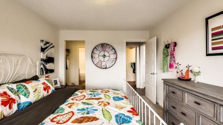 2 Bedroom Townhouse With Attached Garage For Rent In Airdrie. - Photo 4