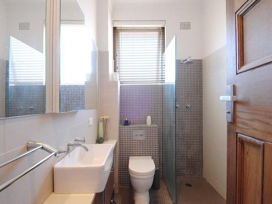 Bright & Airy Top Floor Apartment With Balcony & Parking! - Photo 1
