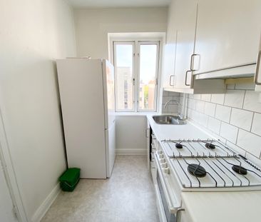 Centraltbeliggende og lys 2-værelses lejlighed med altan - Photo 4