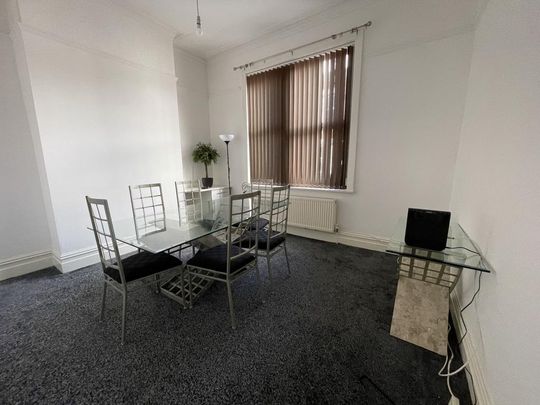 4 bedroom end of terrace house to rent - Photo 1