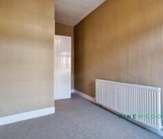 3 BEDROOM House - Terraced - Photo 1