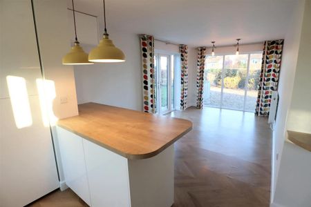 4 bedroom detached house to rent - Photo 4