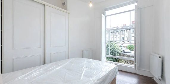 1 bedroom flat in London - Photo 2