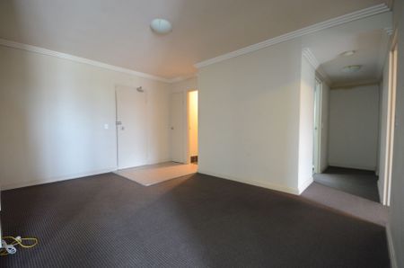 Lovely 2 Bedroom in Handy Location! - Photo 2
