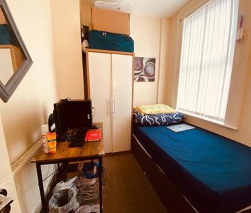 Tates Avenue, Room 3, R1 & R2. All Bills Included, Belfast, BT9 7BY - Photo 5