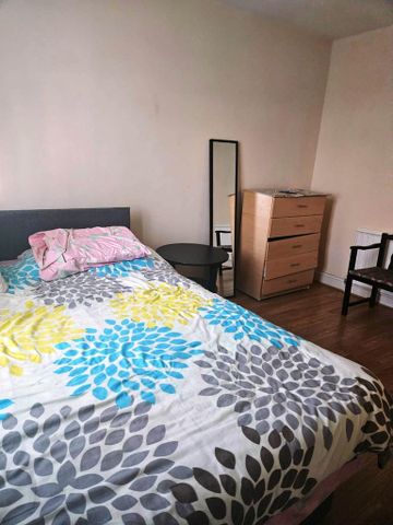 1 bedroom in a house share to rent - Photo 2