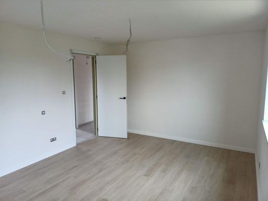 Moderne nieuwbouwwoning met 4 slaapkamers, gezellige tuin en carport - Photo 1