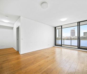 Immediate Waterfront Luxury - Photo 1