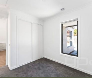 Spacious Family Home in Quiet Court Location - Photo 3