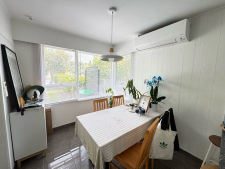 Beautifully Renovated Family Home in Sunnynook - Photo 3