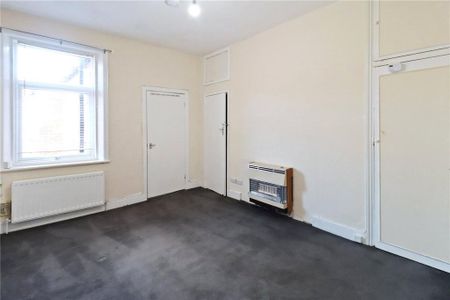 3 bedroom flat to rent - Photo 3