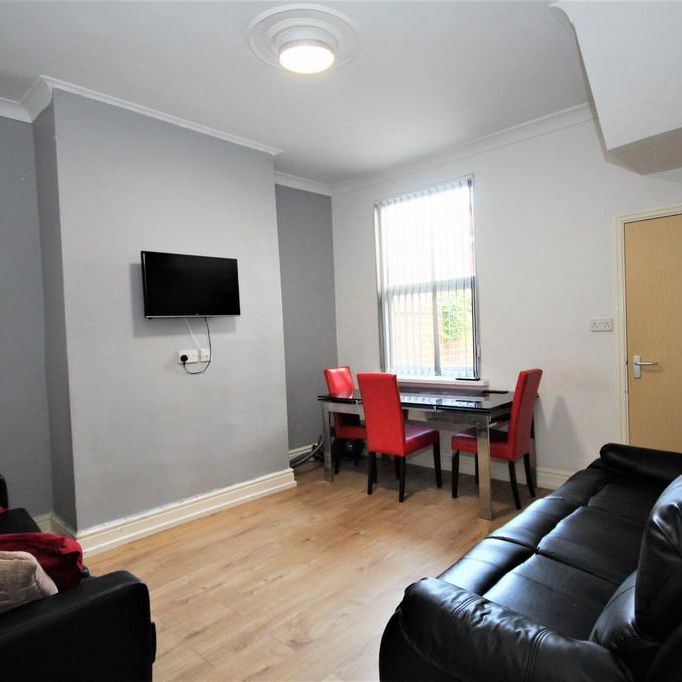 4 bedroom terraced house to rent - Photo 1