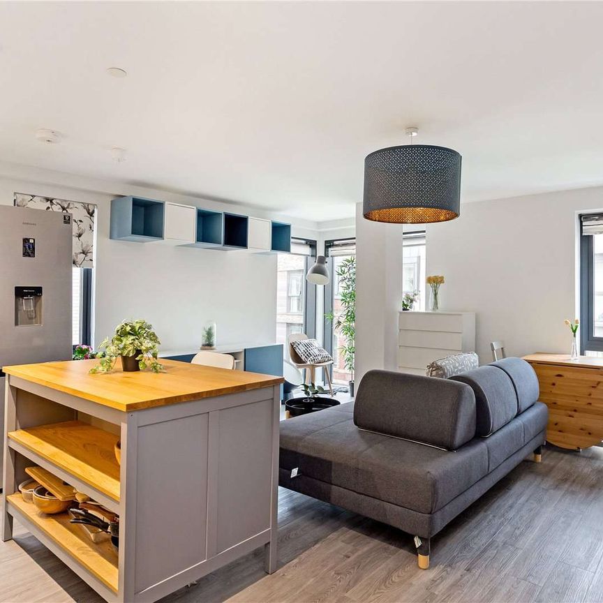 A superb one double bedroom apartment, ideal for a single professional. - Photo 1