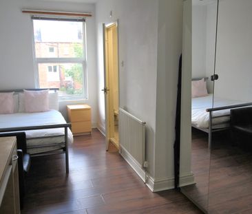 Flat 4, 30 Kelso Road, LS2 9PR, Leeds - Photo 2
