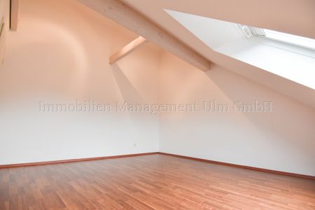 5-Zimmer-Maissonette Wohnung in ruhiger Parkresidenz mit zwei Balkonen und Tiefgaragenstellplatz! - Photo 2