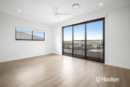 “Stunning Brand New 5 Bedroom Home” - Photo 3