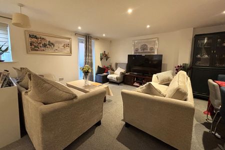 Sandy Lane, Woking - 2 bedrooms Property for lettings - Seymours - Photo 2