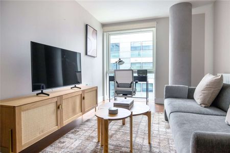 Located within One Commercial Street, this twentieth floor, one bedroom apartment is presented in an immaculate condition. - Photo 2