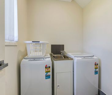 MODERN, FULLY FURNISHED, STUDIO APARTMENT - Photo 5