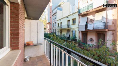 Room in a shared 5-bedroom apartment for rent in El Poble Sec, bills included - Photo 2