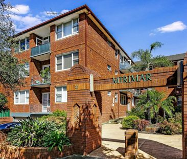 SPACIOUS & STYLISH ONE BEDROOM APARTMENT WITH GARAGE! - Photo 1