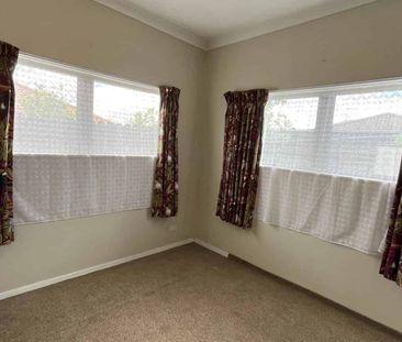 Generous 2 bedroom, Flat Bush - Photo 4