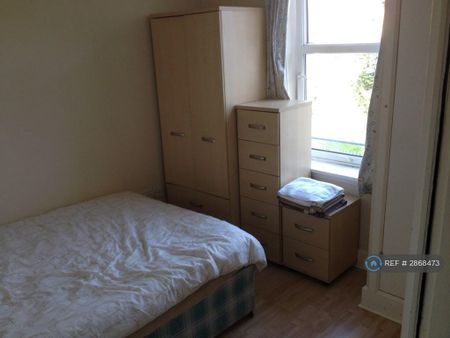 4 bedroom flat to rent - Photo 5