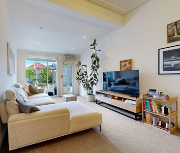 Victorian charm meets modern comfort - Photo 1