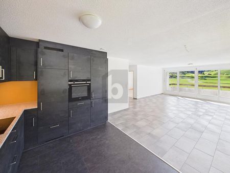 NEU RENOVIERT, GROSSZÜGIG UND MIT AUSSICHT - Photo 2