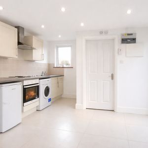 Studio Flat, Thoverton Road, NW2 - Photo 2