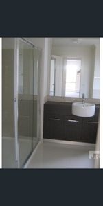 Modern 3 Bedroom Family Home - Photo 3