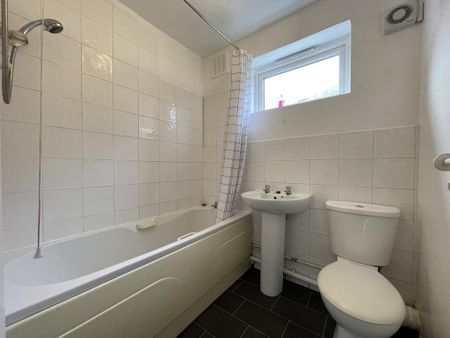 1 bedroom ground floor flat to rent - Photo 4