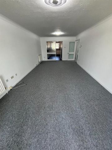 2 bedroom Flat To Let Total Size: 1012 SQ FT - Photo 2