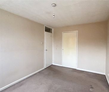 Pinewood Park, Farnborough, GU14 - Photo 6