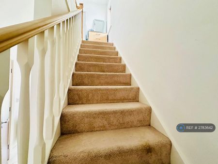 3 bedroom semi-detached house to rent - Photo 4