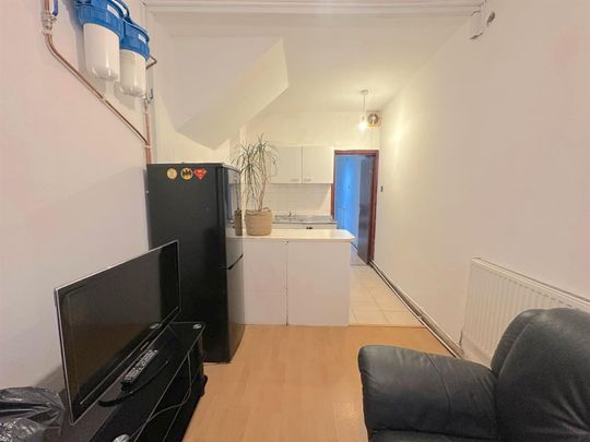 The Glen, Southall - Photo 1