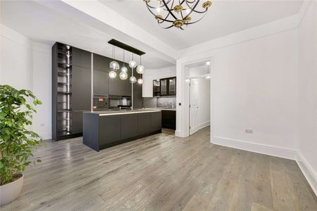 Beautifully refurbished 4 bedroom, 2 bathroom apartment, enviably located in the heart of Westminster. Situated in a beautiful mansion block with porter. - Photo 3